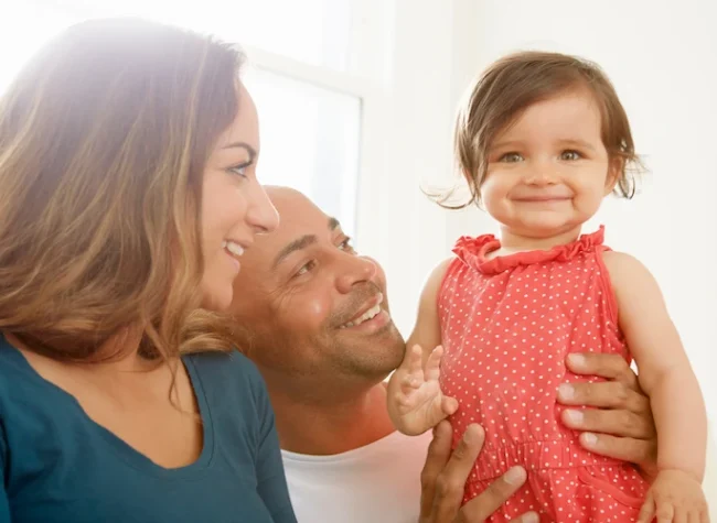 parents-and-toddler-smiling-together-in-a-bright-r-2026-01-09-11-03-52-utc